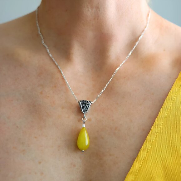 Bali Necklace with Lime Green Agate and Sterling Silver - Picture 2 of 3